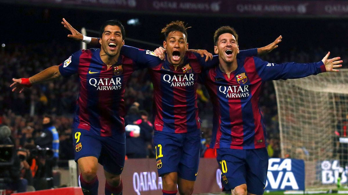 Suárez, Neymar e Messi celebrando com a camisa do Barcelona 2014/2015